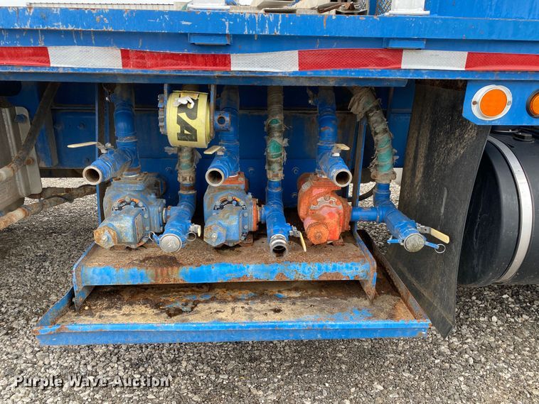 image for item JW9155 2013 Peterbilt 367  flatbed truck