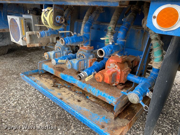 image for item JW9155 2013 Peterbilt 367  flatbed truck