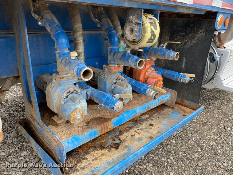 image for item JW9155 2013 Peterbilt 367  flatbed truck