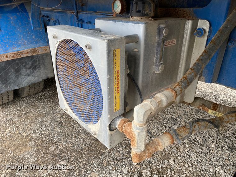 image for item JW9155 2013 Peterbilt 367  flatbed truck