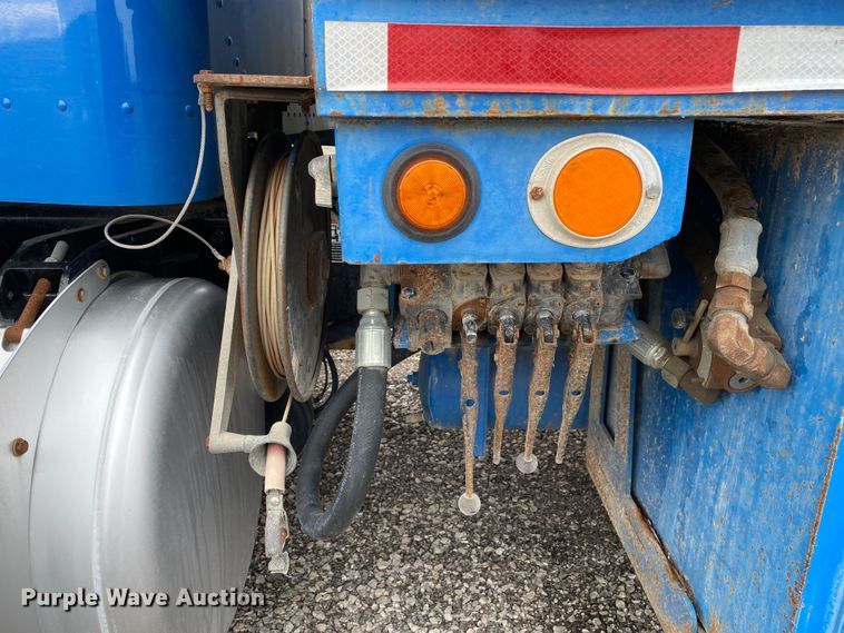 image for item JW9155 2013 Peterbilt 367  flatbed truck