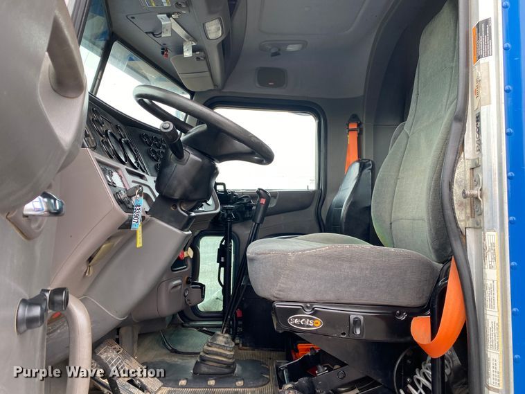 image for item JW9155 2013 Peterbilt 367  flatbed truck