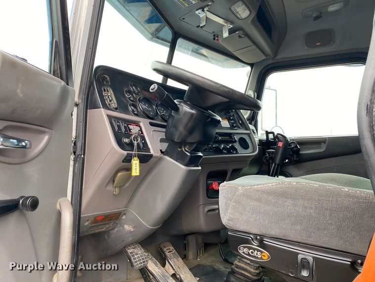 image for item JW9155 2013 Peterbilt 367  flatbed truck