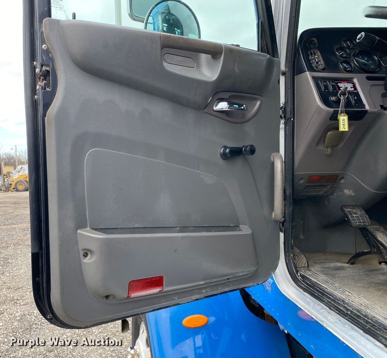 image for item JW9155 2013 Peterbilt 367  flatbed truck