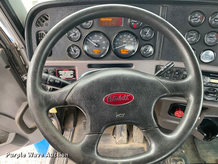 image for item JW9155 2013 Peterbilt 367  flatbed truck