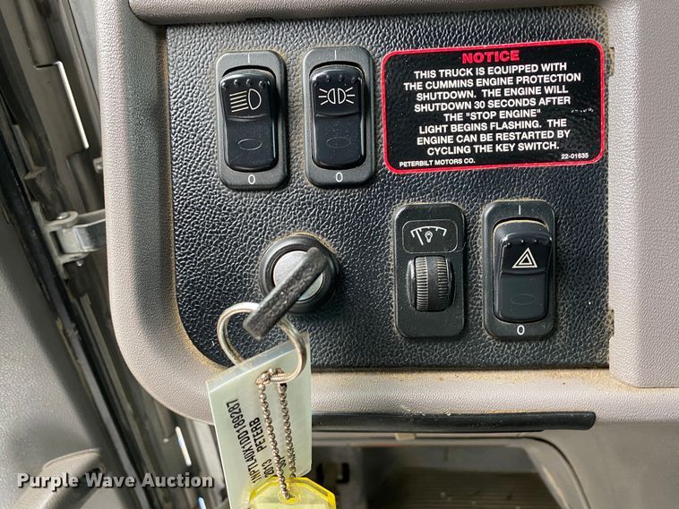 image for item JW9155 2013 Peterbilt 367  flatbed truck