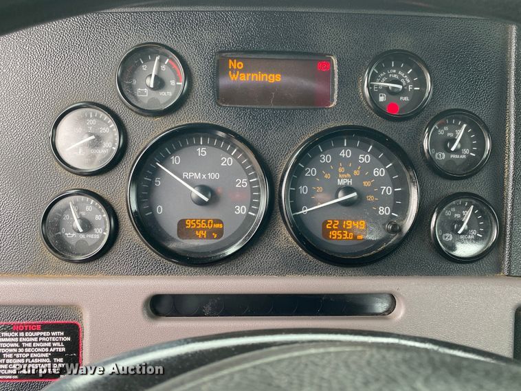 image for item JW9155 2013 Peterbilt 367  flatbed truck