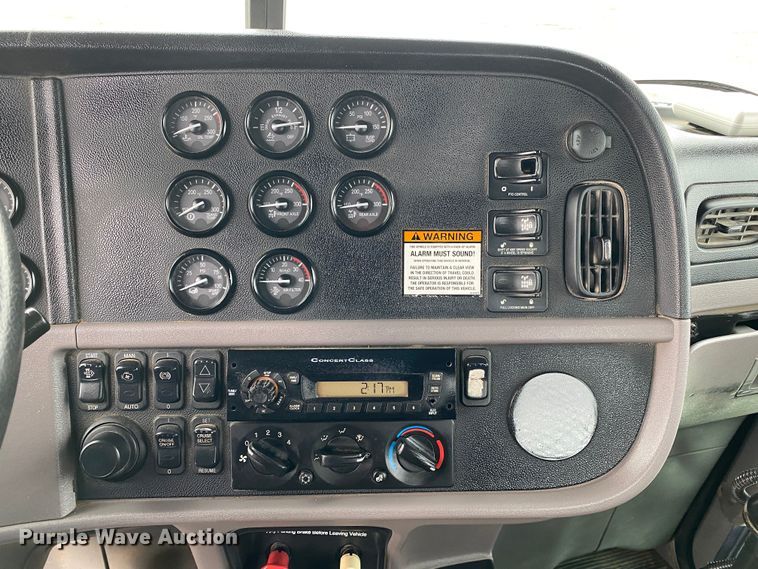 image for item JW9155 2013 Peterbilt 367  flatbed truck