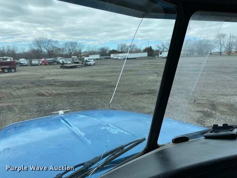 image for item JW9155 2013 Peterbilt 367  flatbed truck