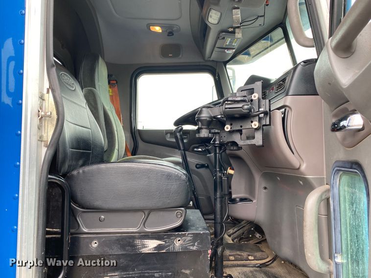 image for item JW9155 2013 Peterbilt 367  flatbed truck