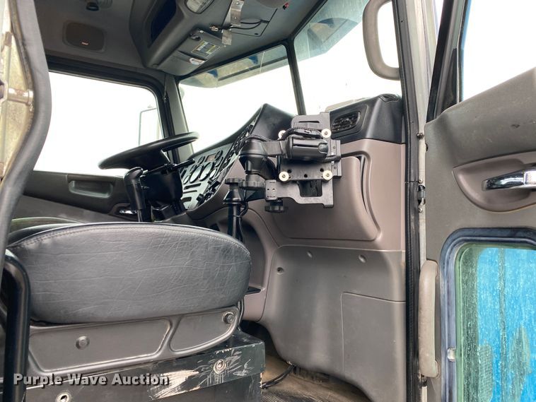 image for item JW9155 2013 Peterbilt 367  flatbed truck