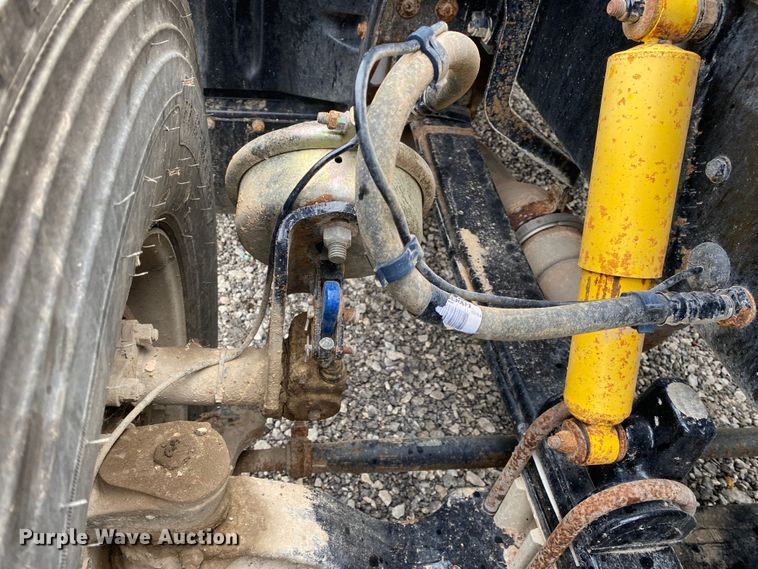 image for item JW9155 2013 Peterbilt 367  flatbed truck