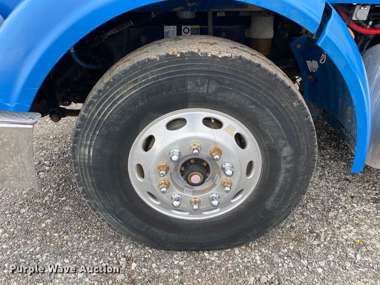 image for item JW9155 2013 Peterbilt 367  flatbed truck