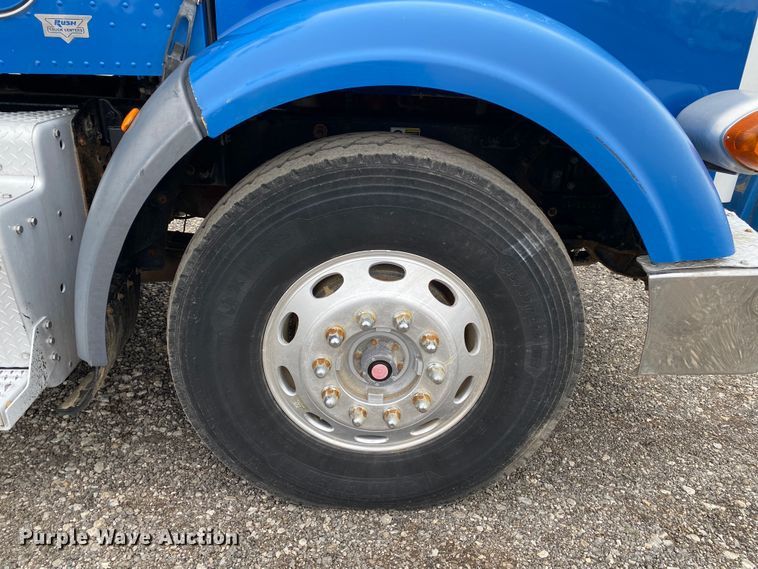 image for item JW9155 2013 Peterbilt 367  flatbed truck