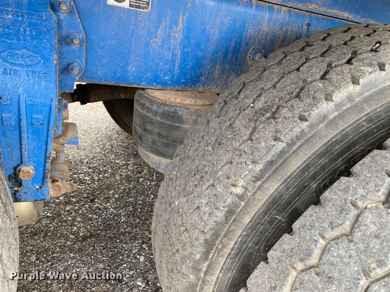 image for item JW9155 2013 Peterbilt 367  flatbed truck