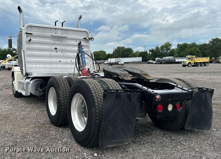 image for item KW9176 1996 Freightliner FLD semi truck