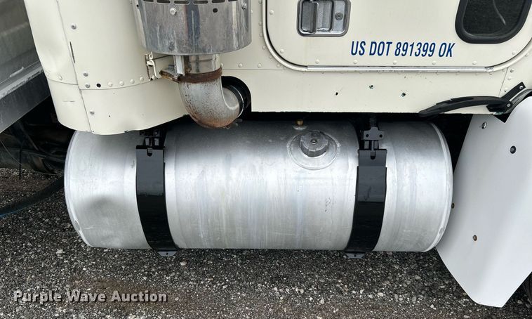 image for item KW9176 1996 Freightliner FLD semi truck