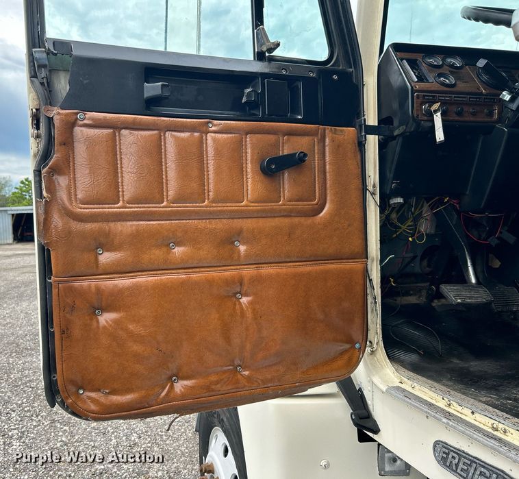 image for item KW9176 1996 Freightliner FLD semi truck