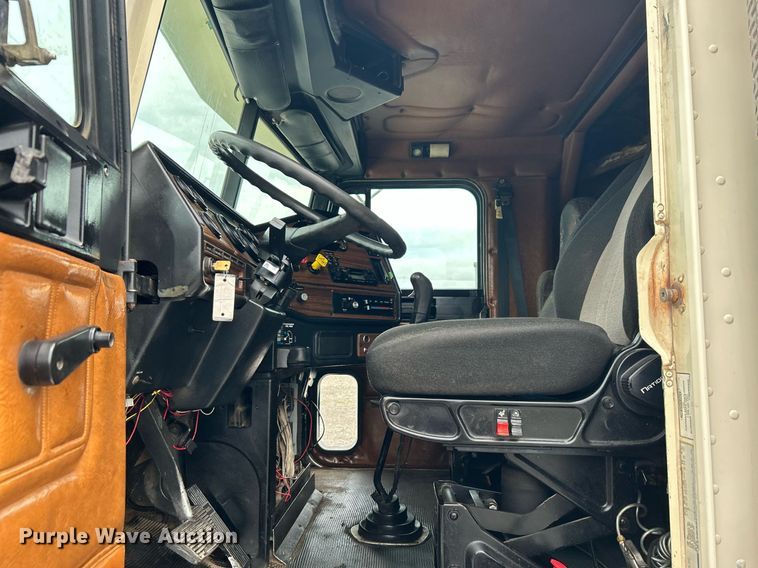image for item KW9176 1996 Freightliner FLD semi truck