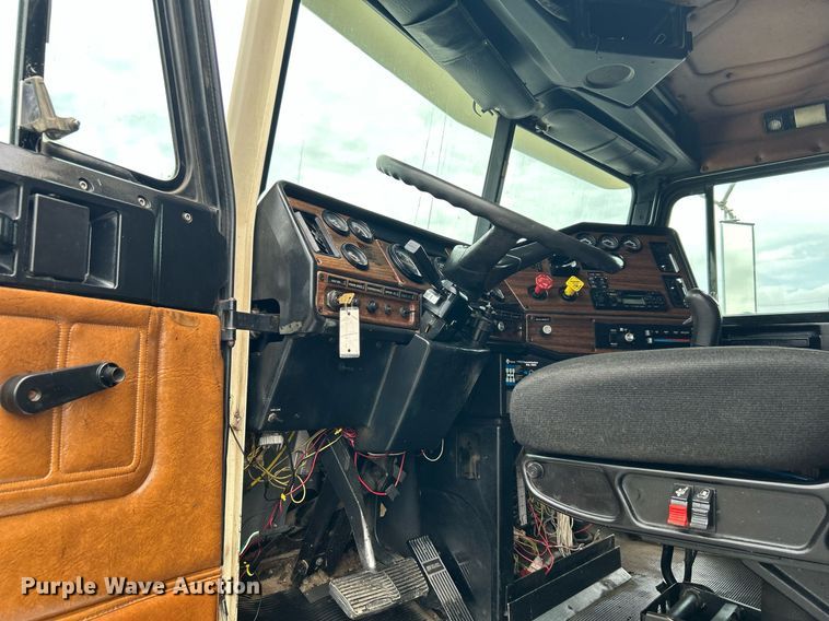 image for item KW9176 1996 Freightliner FLD semi truck