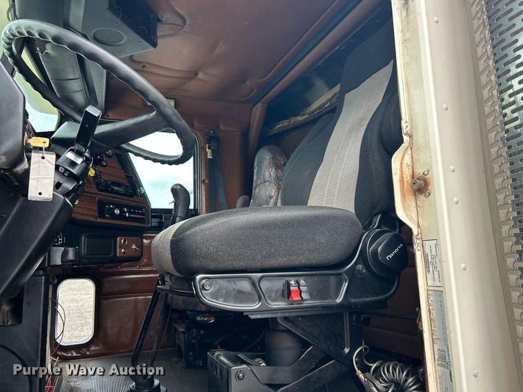 image for item KW9176 1996 Freightliner FLD semi truck