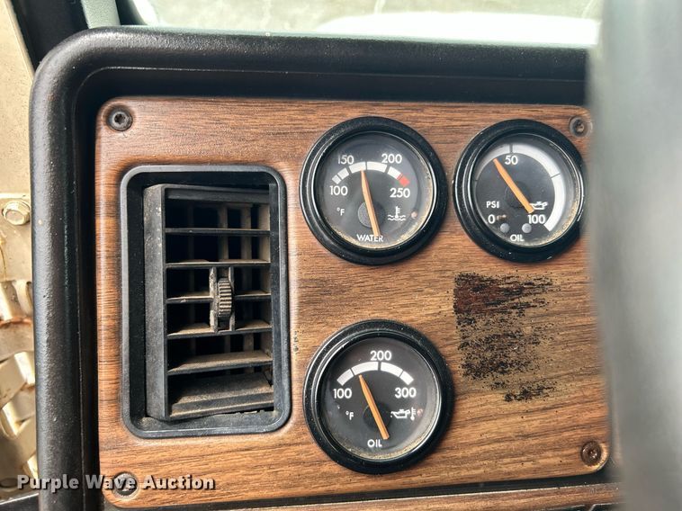 image for item KW9176 1996 Freightliner FLD semi truck