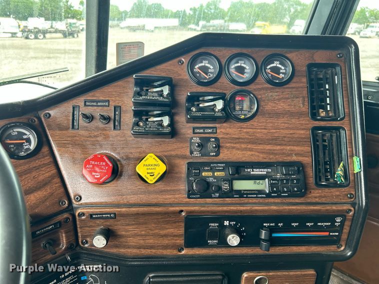 image for item KW9176 1996 Freightliner FLD semi truck