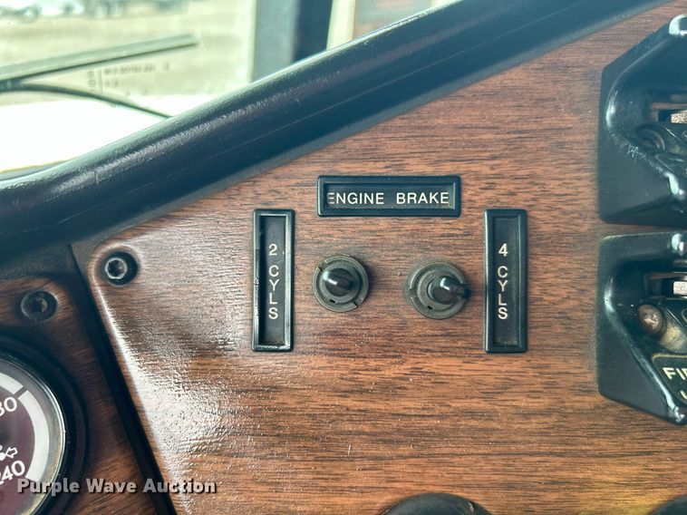 image for item KW9176 1996 Freightliner FLD semi truck