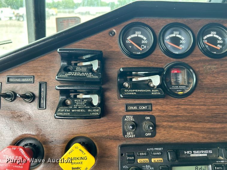 image for item KW9176 1996 Freightliner FLD semi truck