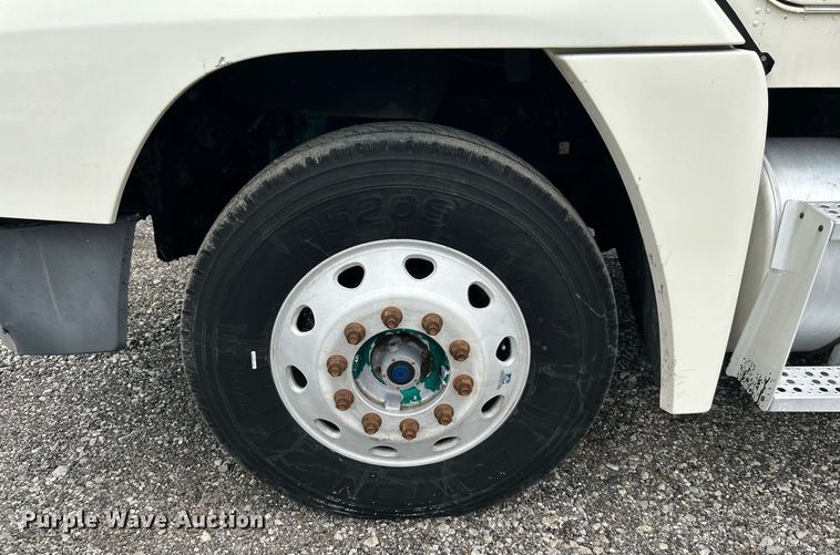 image for item KW9176 1996 Freightliner FLD semi truck