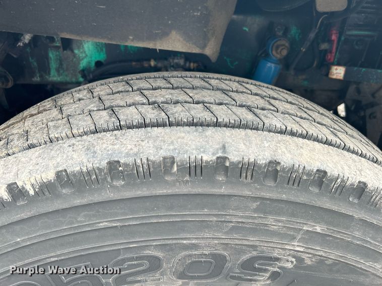 image for item KW9176 1996 Freightliner FLD semi truck