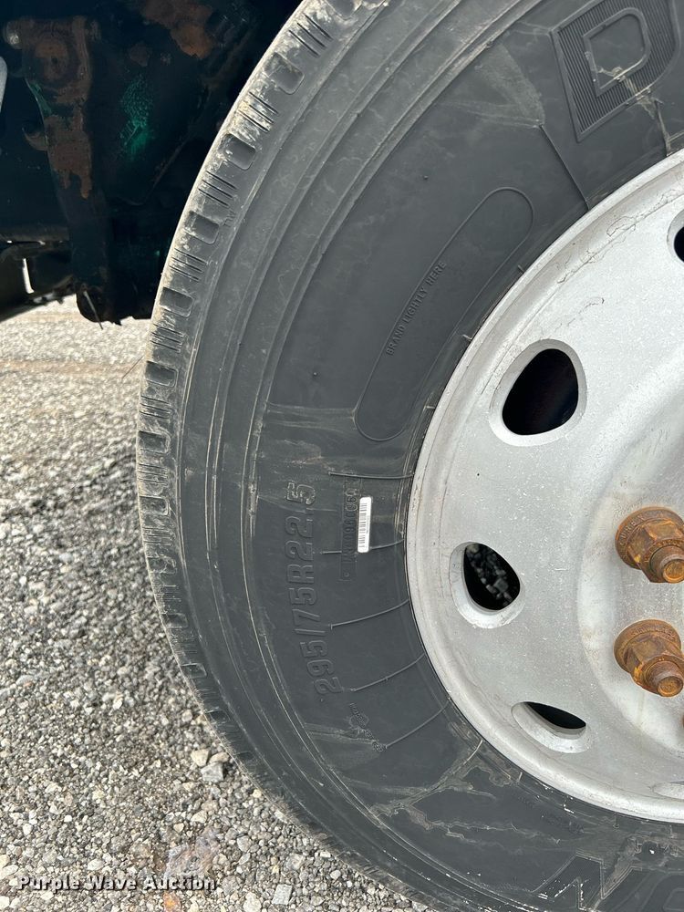 image for item KW9176 1996 Freightliner FLD semi truck