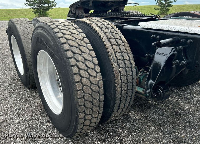 image for item KW9176 1996 Freightliner FLD semi truck