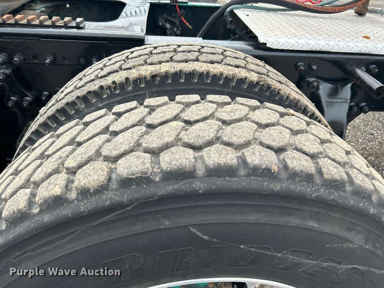 image for item KW9176 1996 Freightliner FLD semi truck