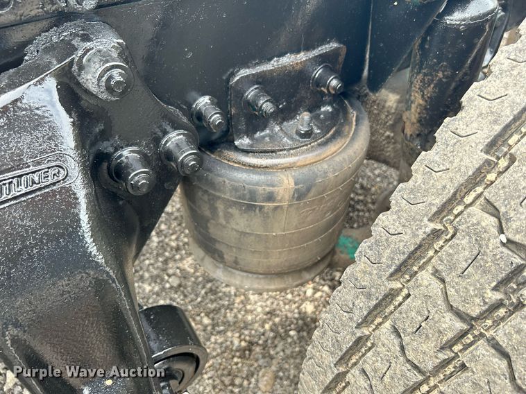 image for item KW9176 1996 Freightliner FLD semi truck