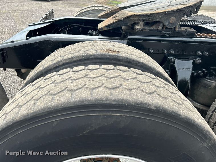 image for item KW9176 1996 Freightliner FLD semi truck