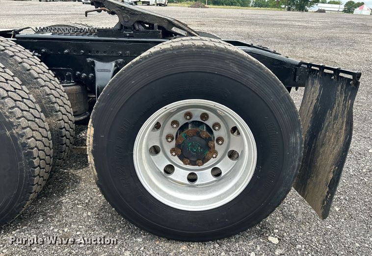 image for item KW9176 1996 Freightliner FLD semi truck