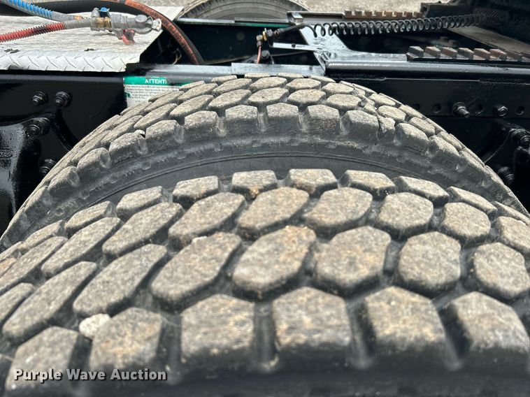 image for item KW9176 1996 Freightliner FLD semi truck