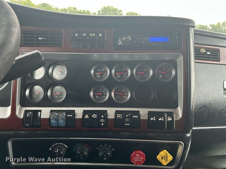 image for item KW9181 2008 Kenworth T660  semi truck