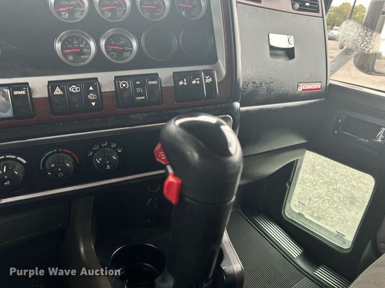 image for item KW9181 2008 Kenworth T660  semi truck