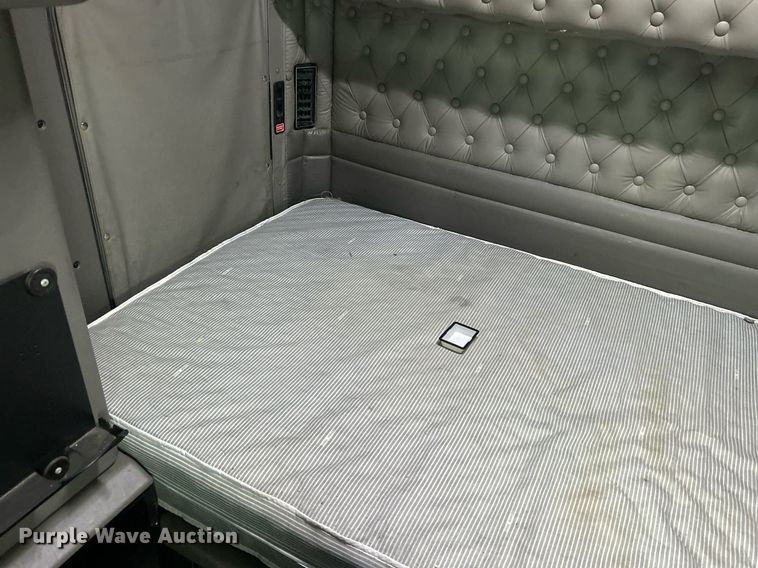 image for item KW9181 2008 Kenworth T660  semi truck