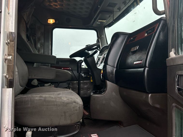 image for item KW9181 2008 Kenworth T660  semi truck