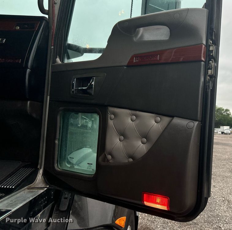 image for item KW9181 2008 Kenworth T660  semi truck