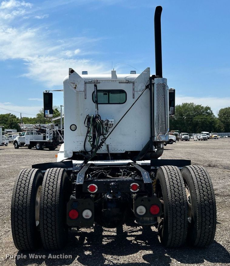 image for item KW9186 1999 Freightliner FLD  semi truck