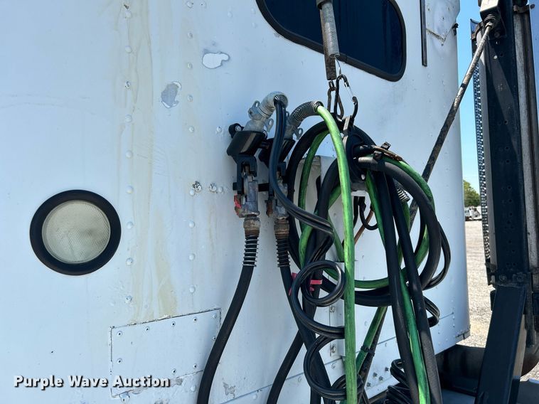 image for item KW9186 1999 Freightliner FLD  semi truck