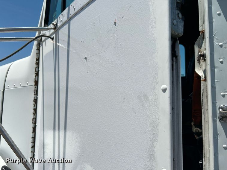 image for item KW9186 1999 Freightliner FLD  semi truck