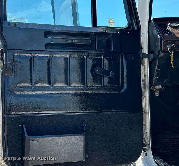 image for item KW9186 1999 Freightliner FLD  semi truck