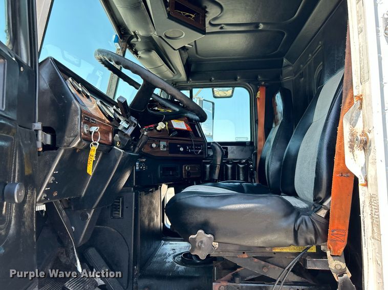 image for item KW9186 1999 Freightliner FLD  semi truck