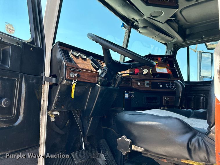 image for item KW9186 1999 Freightliner FLD  semi truck