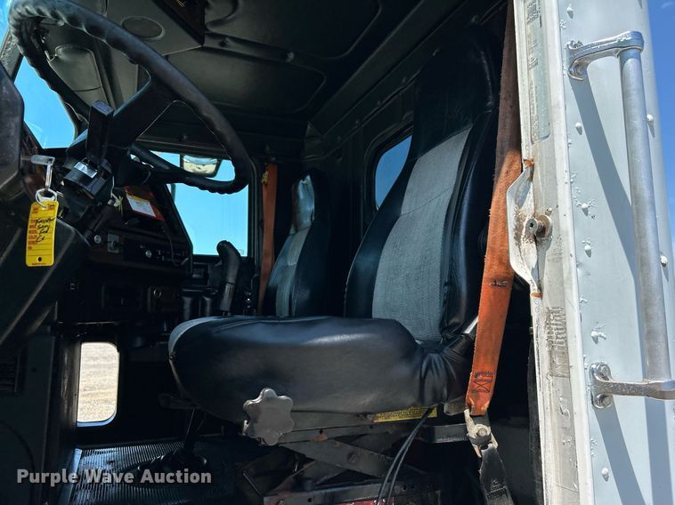 image for item KW9186 1999 Freightliner FLD  semi truck